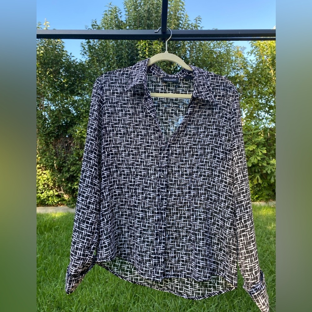 New York & Company Black and White Ladie’s Casual button up shirt size Medium
